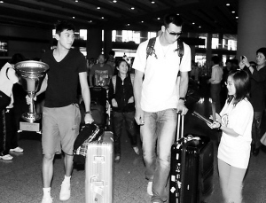 　　男篮球员包包一般