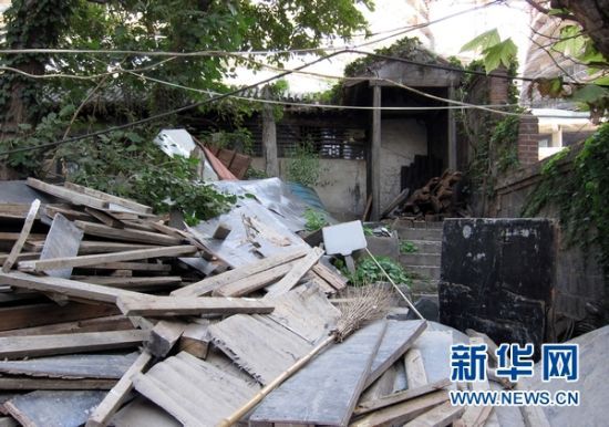 莲园内堆积着杂物(9月30日摄)