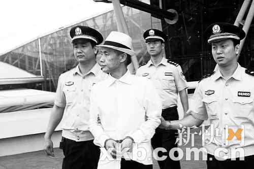 　　■邓建国被带下飞机戴上手铐送往广州市拘留所。通讯员 罗伟雄/摄