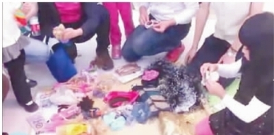 　　7岁女孩卖名牌包包和玩具的视频截图。