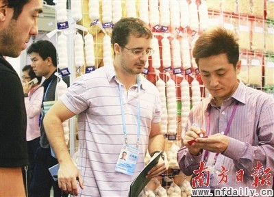 　　个大、饱满的中国大蒜对欧美市场仍然很有吸引力。只是近年来，欧盟等对进口食品设置绿色贸易壁垒，出口成本大涨，部分参展商考虑放弃欧盟市场。吴伟洪 摄