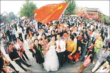 　　1、房屋一套（80平以上），以均价10100元计，8000×10100=808000.