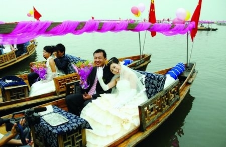 　　1、房屋一套（80平以上），以均价16300元计，8000×16300=1304000.