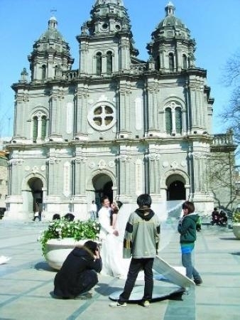 　　1、房屋一套（80平以上），以均价20000元计，20000×80=1600000.