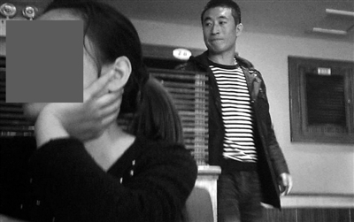 　　10月29日，苏州街一家咖啡厅，中介人员忙活见面会。