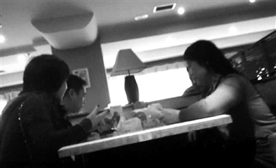 　　中介人员正在与一桌客户交谈，帮助选取中意的卵源。