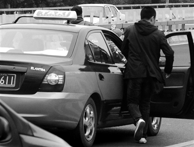 　　记者趁机溜出医院，中介人员也随即离开。