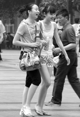 在解放碑打望到重庆美女，你千万别激动。  记者 张永波 摄