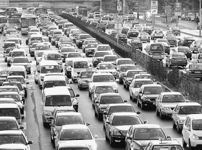 　　北京西三环六里桥路段堵车十分严重。