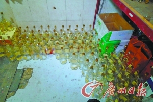 窝点内查获的空洋酒瓶。