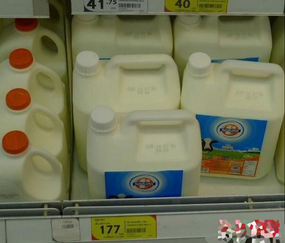 　　牛奶5L装的177铢， 100人民币可以买13L牛奶。