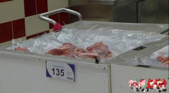 　　瘦肉和排骨一个价格135铢一公斤， 100人民币可以买3.5公斤。