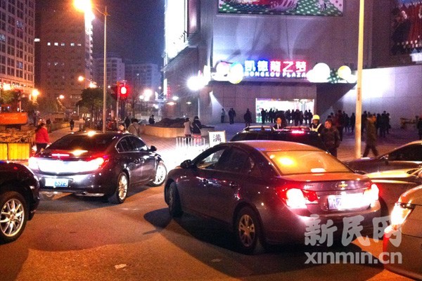 停车饱和影响周边交通。新民晚报·新民网记者许明现场回传