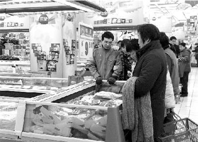 嵩山路上一家超市各大品牌的饺子正在促销 施杨 图