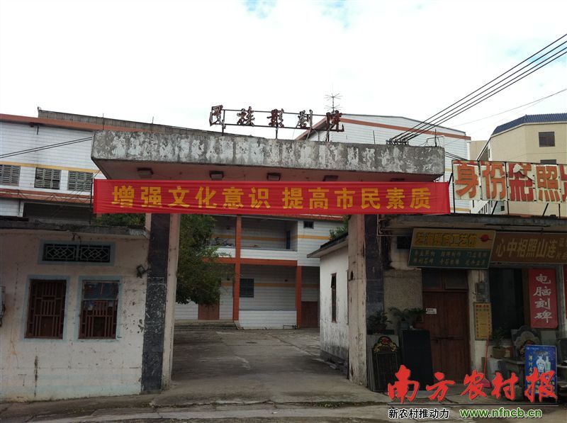 　　尽管政府十项民生实事里有改造民族影剧院的内容，但直至2011年底，民族影剧院的改造却迟迟未见动工