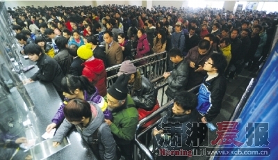 长沙火车站售票大厅内排队买票的旅客。图/记者邵骁歆