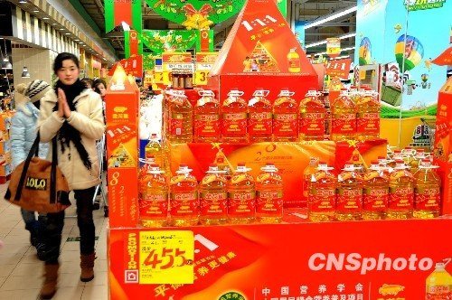 　　“影子价格”：没有硝烟的市场残杀图说：益海嘉里利用“金龙鱼”等品牌已经遍布中国商超。(资料图)