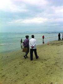 　　□三亚海滩随处可见外地的过冬老人