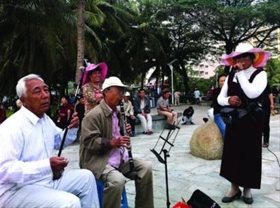 　　□露天乐队给大家增添快乐