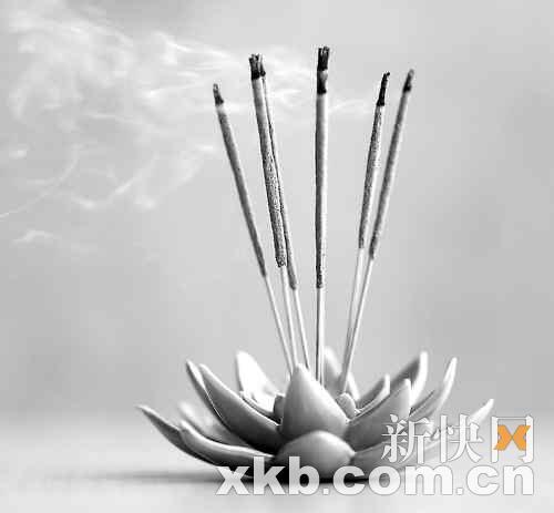 高香过万元 被迫刷卡保平安