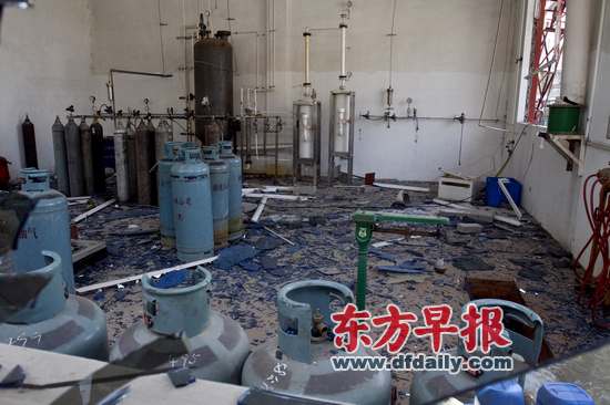 　　昨日，事发地附近厂房里到处是被震碎的玻璃碴。早报记者 孙湛 图
