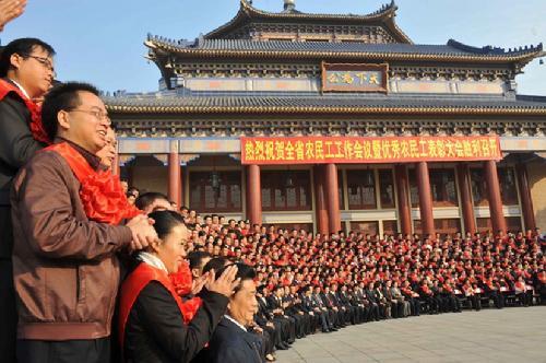 优秀农民工代表在广州中山纪念堂前合影