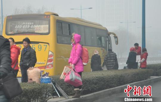 在出汽车老北站300米的地方，一辆郑州至原阳县的长途客车在站外拉客。