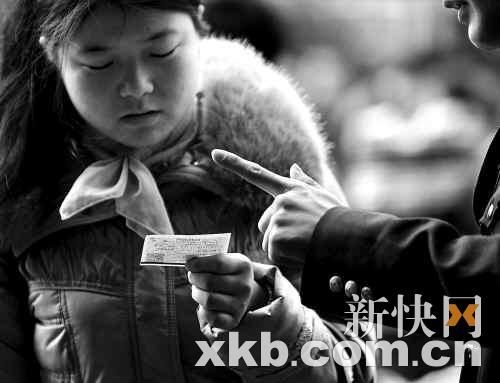 广州火车站广场上的旅客终于拿到回家的车票。