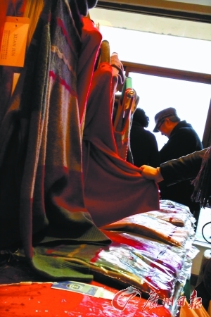 　　“羊绒衫展销会”就在酒店一个房间内举行。