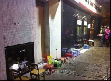  北区银行门外排起櫈仔长龙 澳门日报图