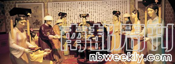 　　茅台酒厂展览馆内的清代宫廷雕像。
