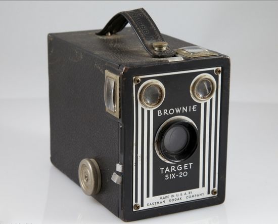 　　1900年，柯达推出了“Brownie”相机。这款以硬纸箱制成的相机售价仅为1美元，而胶片价格为每卷15美分。Brownie被认为推动了照相的大众化。