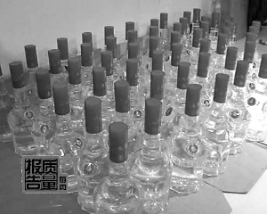 　　执法人员查获的假酒。