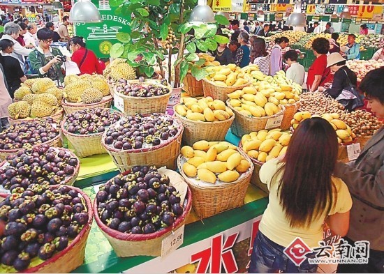 　　市民在家乐福超市购物 翟剑 摄