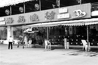 　　宰客门事件经曝光后，三亚的海鲜大排档门庭冷落。 