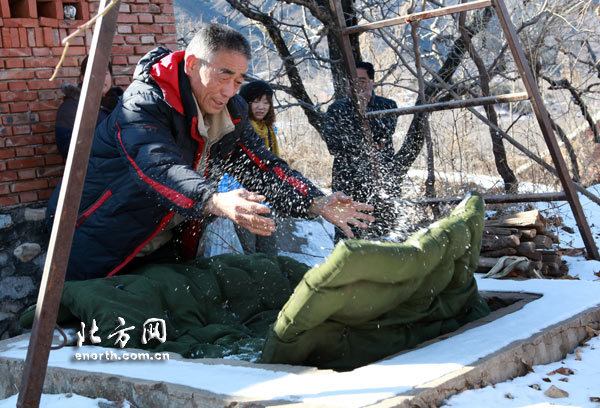 　　为了给酸梨保鲜，村民给地窖口盖上了厚厚的棉被