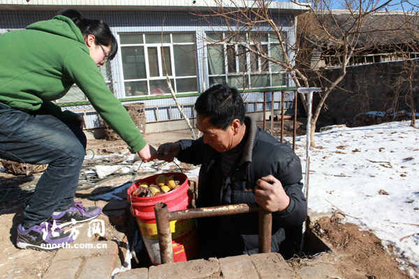 　　尽管地窖是极佳的保鲜场所，但每隔几天，刘玉堂都会挑出一桶开始腐烂的酸梨