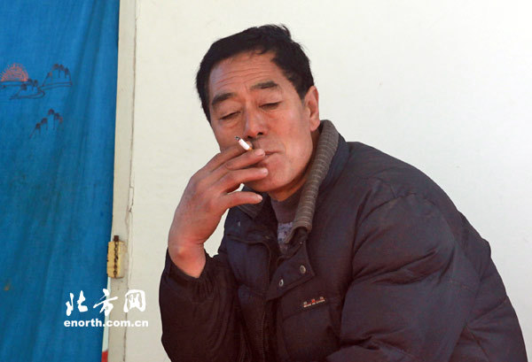 　　酸梨大丰收，刘玉堂却愁眉不展，整日抽着闷烟