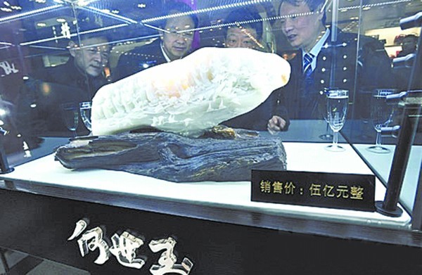 　　市场估价达5亿元的天价和田玉雕《大爱如歌》。