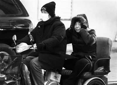 　　昨日，北京大风中行人将自己包裹得严严实实。本报记者 王贵彬 摄