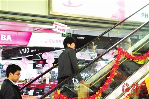 　　左上角电梯与房梁的夹角，就是著名的夺命角