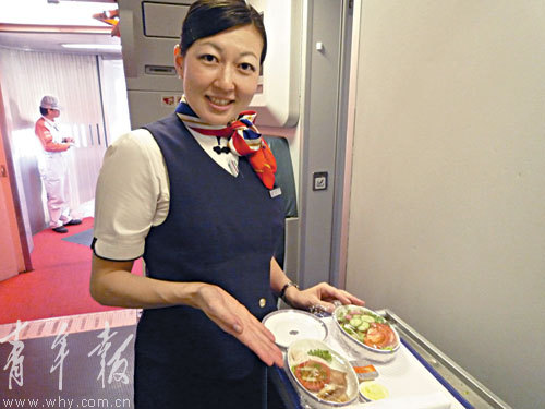 日籍空姐关田恭子是航班上一道独特的风景线。<b>本报记者 施培琦 摄 　</b>