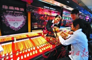 　昨天不少情侣到商场选购金饰。王燕摄