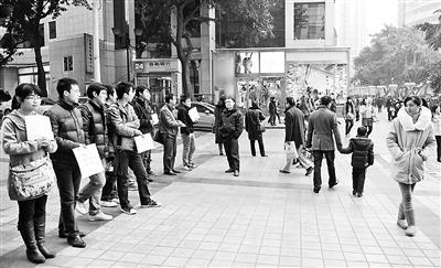 不少大学生在街头寻求兼职家教。 记者 巨建兵 摄