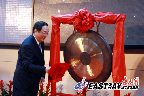 　　图片说明：市委书记俞正声为上海股权托管交易中心敲开市锣