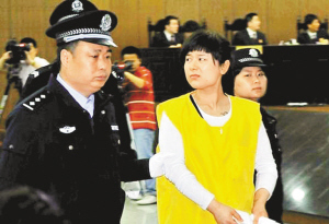 　　2009年4月16日，吴英集资诈骗案一审开庭。CFP供图