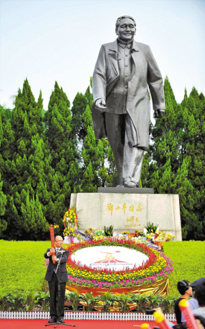 　　莲花山公园山顶广场的邓小平塑像。(新华社资料图)