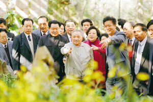 　　1992年1月邓小平同志在深圳仙湖植物园参观。　　(资料图)