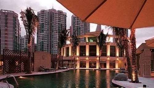 　　曾荫权：为避嫌不敢在港买楼卸任后拟租住深圳