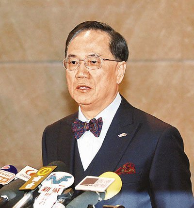 　　曾荫权强调一直按照特区政府的既定机制办事。 图片来源：香港文汇报